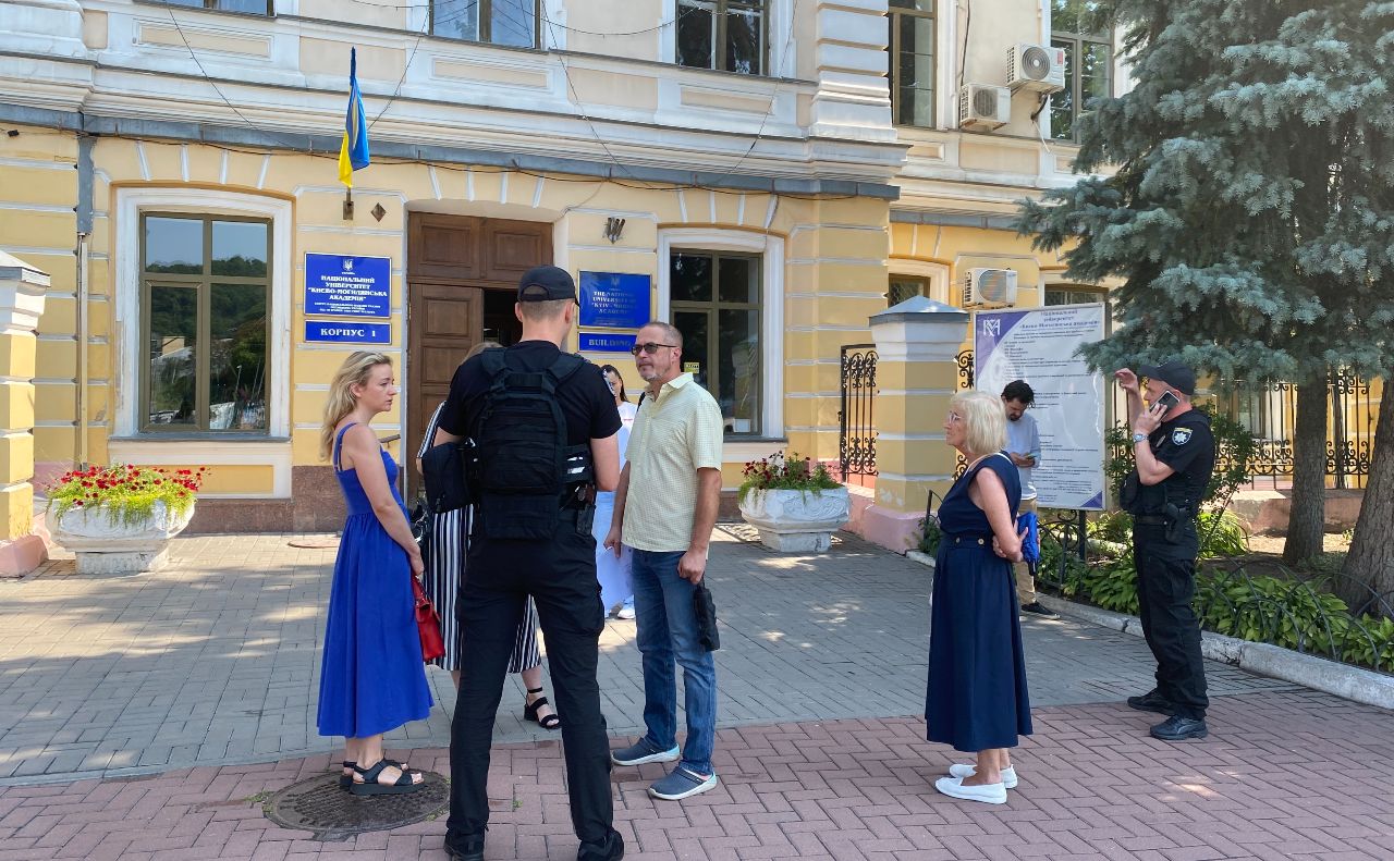 Комісія з охорони пам’яток та поліція біля Києво-Могилянської академії. Фото: Владислав Мошківський