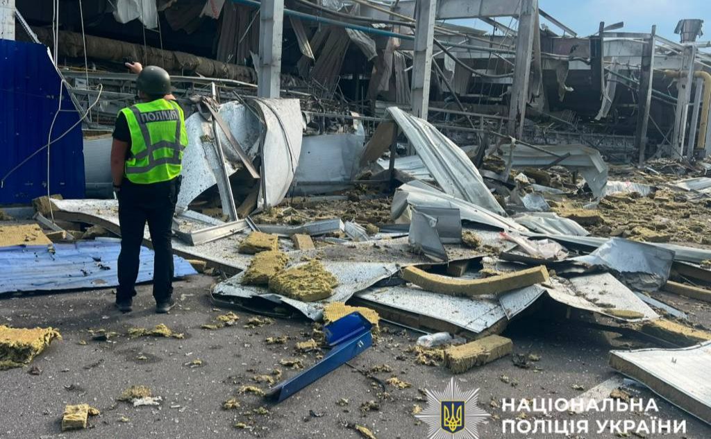 Поліцейський фіксує злочини рф на ранок 5 серпня. Фото: Нацполіція