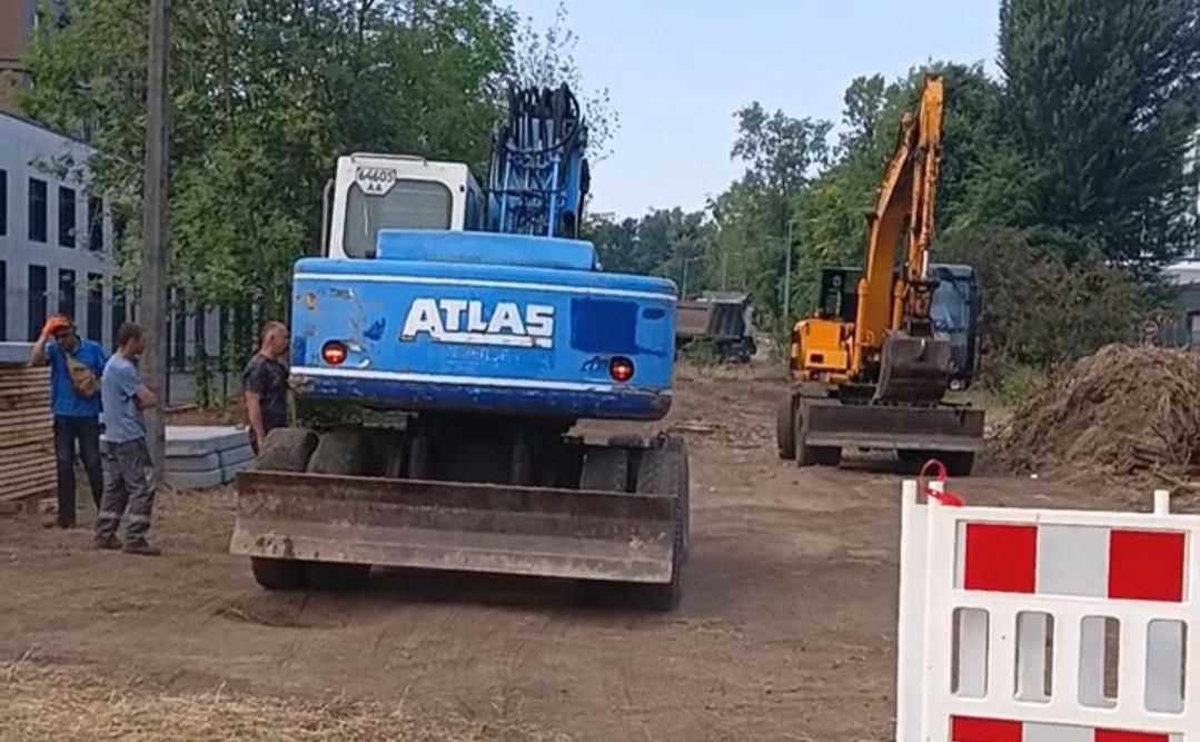 Роботи з прокладання тепломережі через лісосмугу. Фото: Facebook/Світлана Кравченко