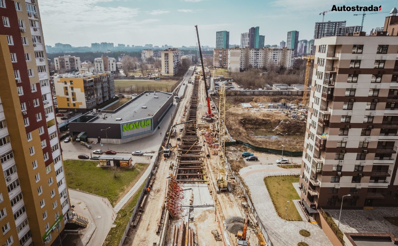 Роботи по спорудженню метро на Виноградар тривають 24\7. Фото: Автострада