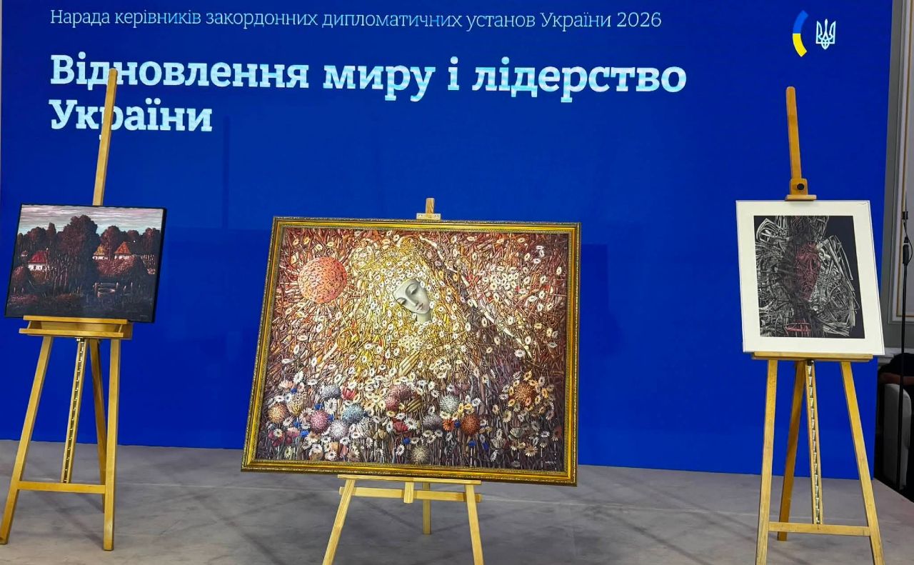 З Америки приїхали три картини. Фото: фб-сторінка Вікторії Мухи
