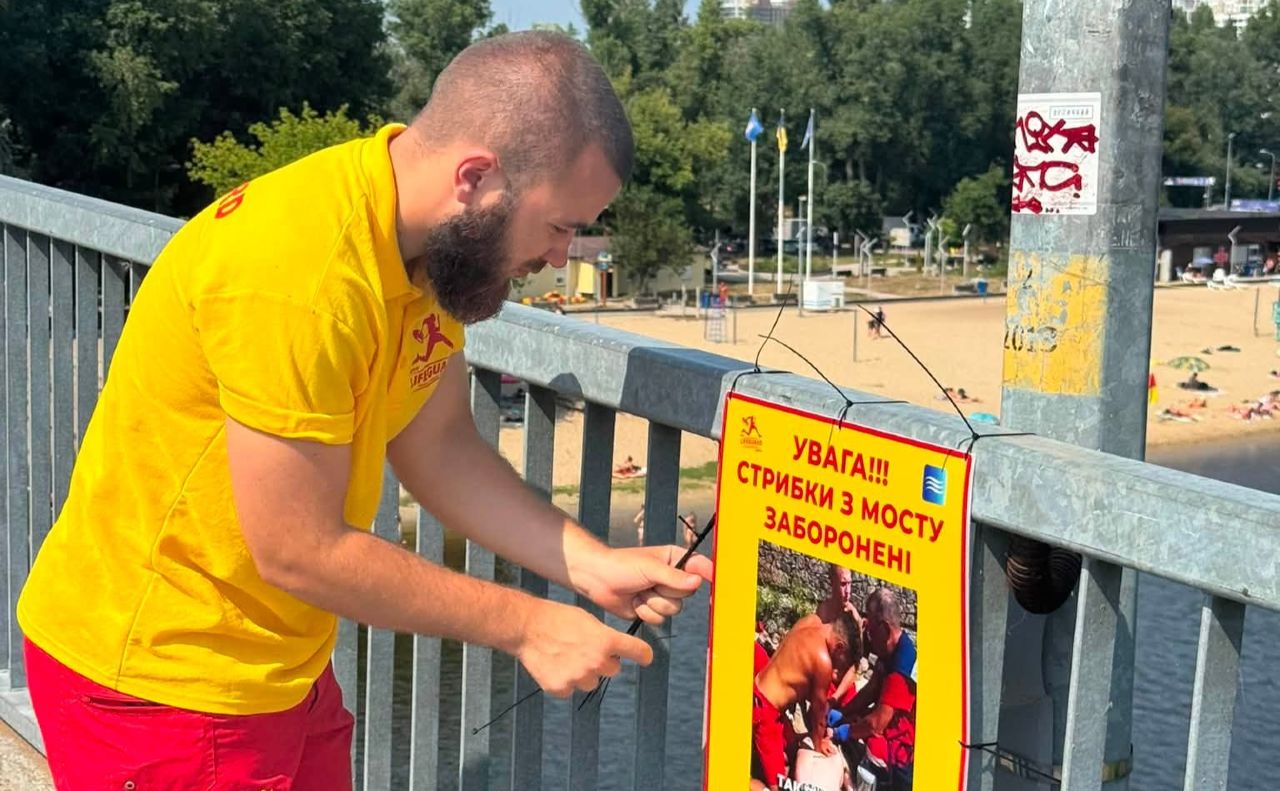 Таблички, що застерігають від небезпечних стрибків у воду. Фото: КП «Плесо»