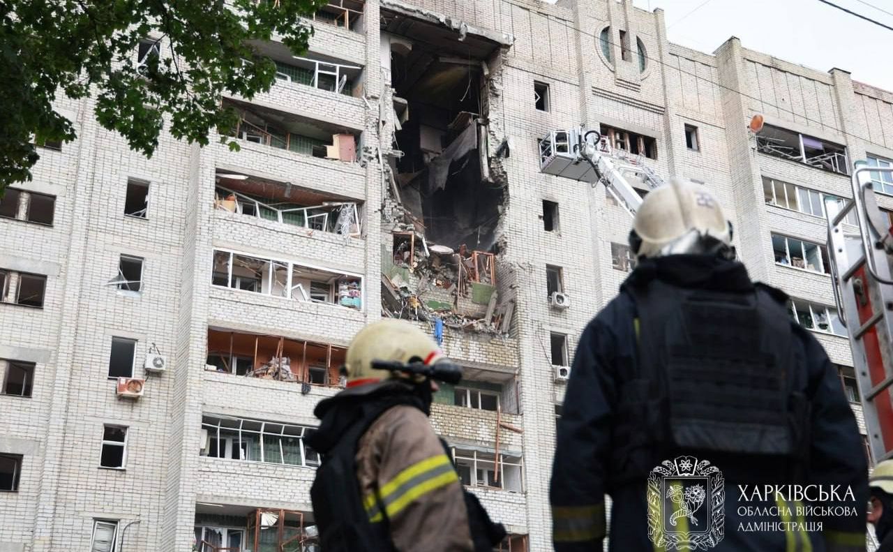 Внаслідок влучання зруйновано перекриття верхніх поверхів, є загиблі та поранені. Фото: Харківька обласна військова адміністрація