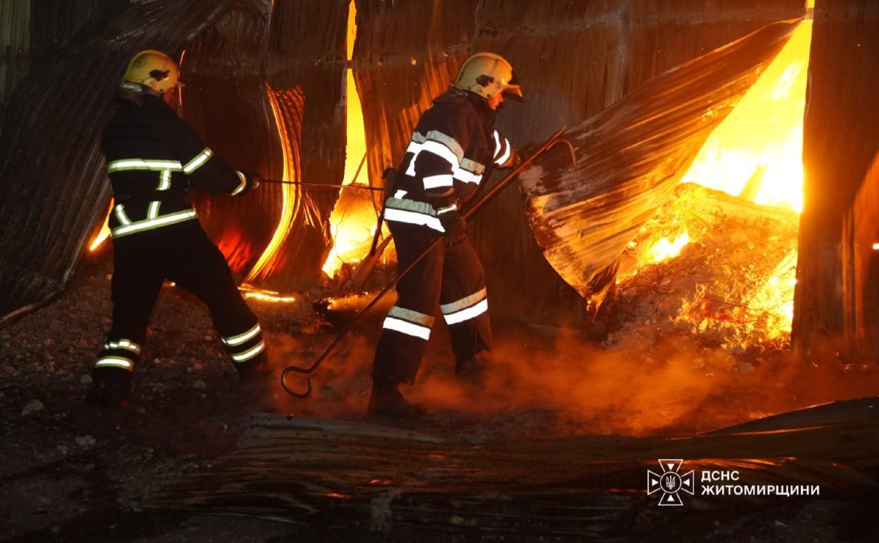Рятувальники ліквідують пожежу на виробничих потужностях підприємства «Кромберг енд Шуберт» Фото: ДСНС
