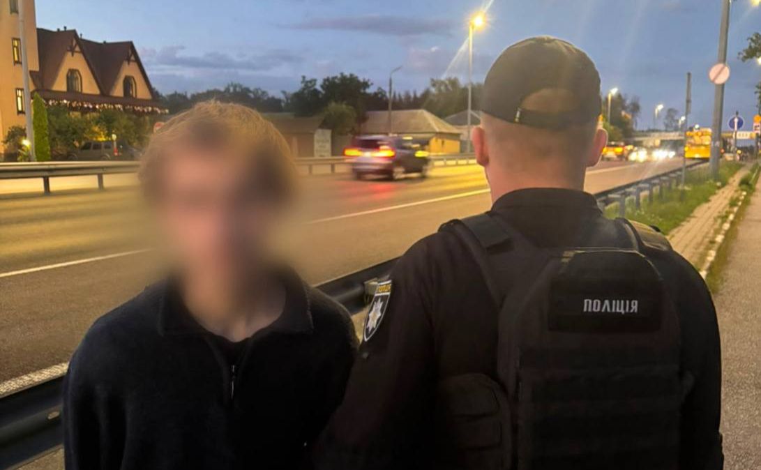 Правоохоронці поспілкувалися з підозрілими особами та провели перевірку. Фото: Патрульна поліція Києва