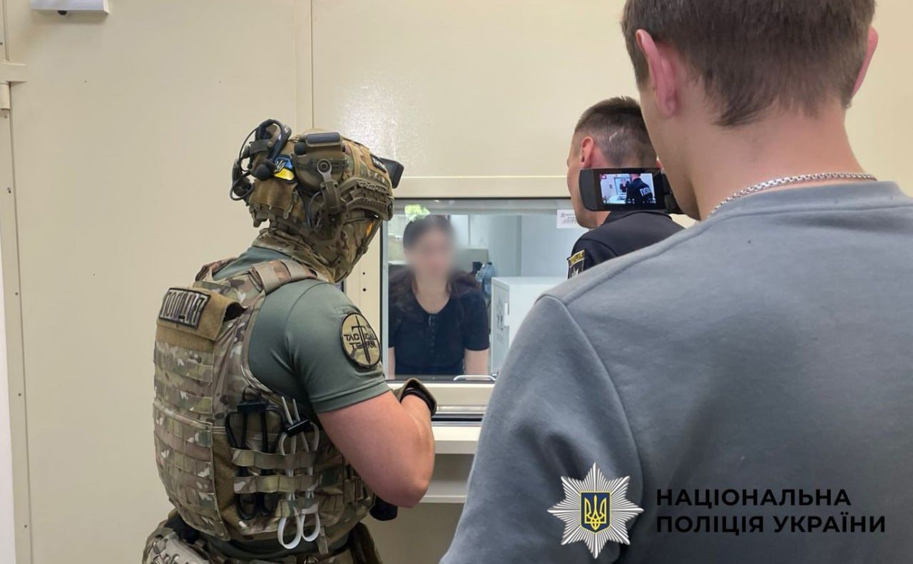 Під час одного з рейдів у обмінник. Фото: Нацполіція