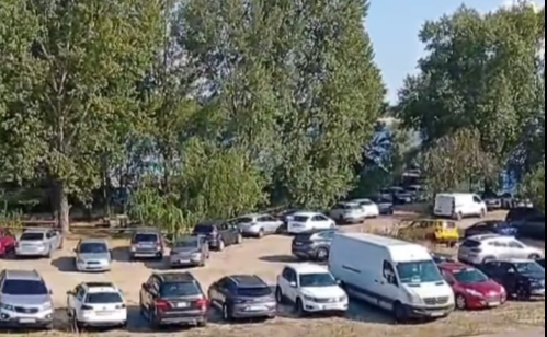 Ситуація з паркуванням на Прирічній. Скріншот з відео