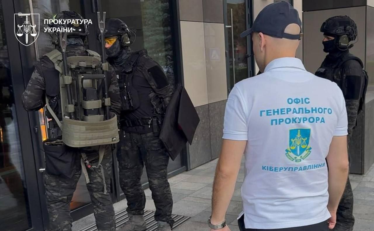 Правоохоронці під час викриття кол-центрів. Фото: Прокуратура України