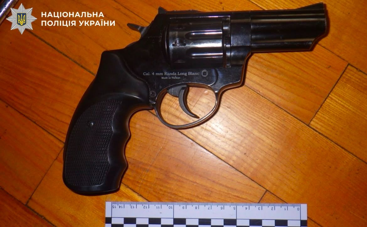 У стрілка вилучили револьвер під патрон Флобера. Фото: Поліція Києва
