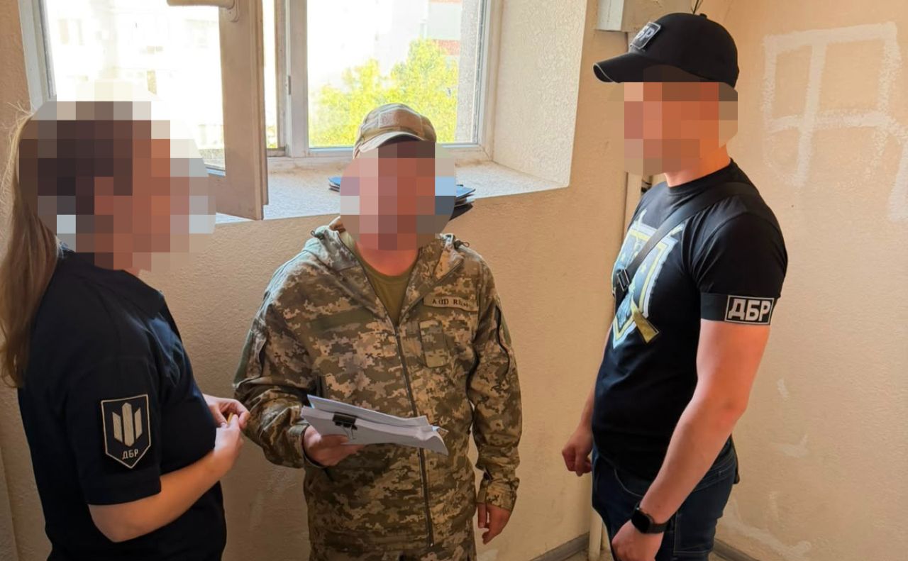 Правоохоронці повідомили про підозру ще 4 працівникам центру комплектування. Фото: ДБР