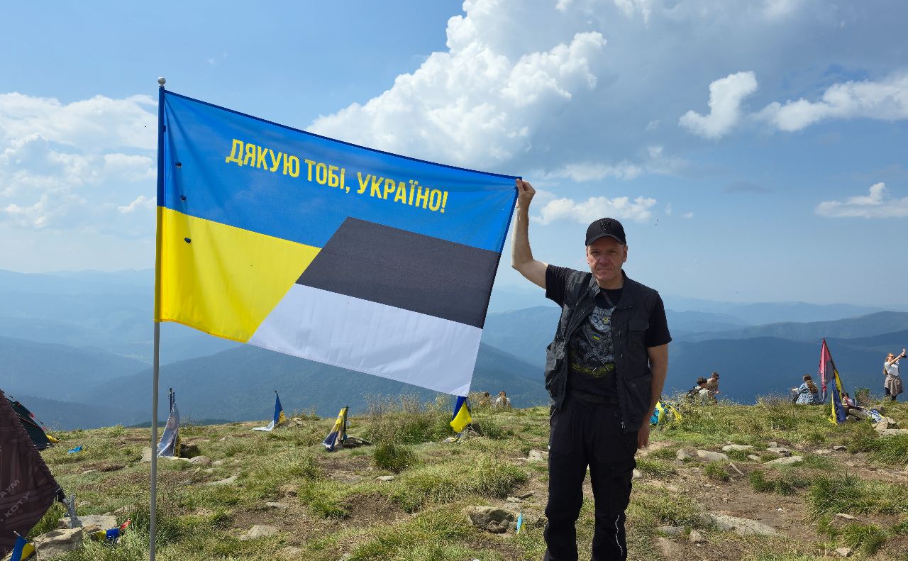 Аллан Теетлаус залишив на Говерлі стяг з державними символами України та Естонії. Фото: Київінформ