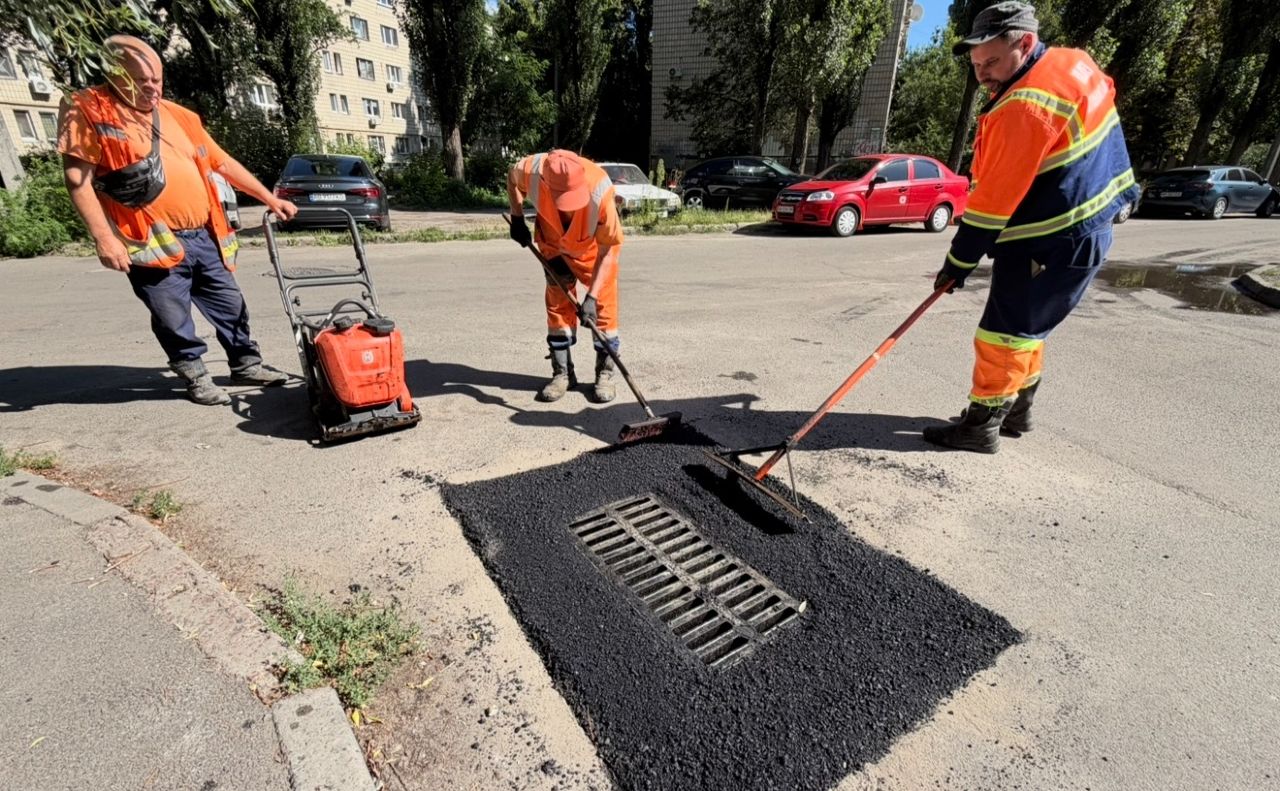 Ремонт елементів системи зливної каналізації міста. Фото: КМДА