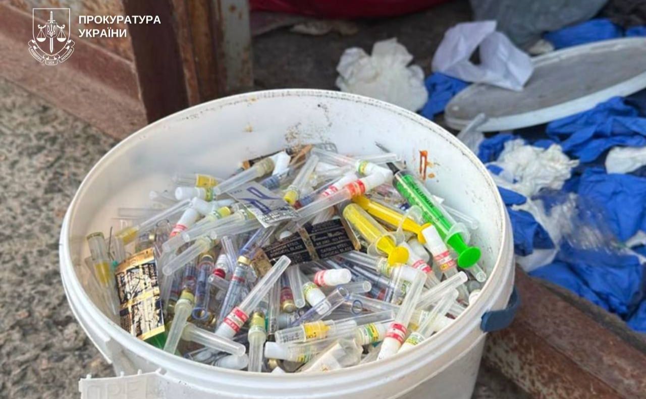 У складських приміщеннях правоохоронці виявили сотні використаних шприців, голок та хірургічних інструментів. Фото: Прокуратура України