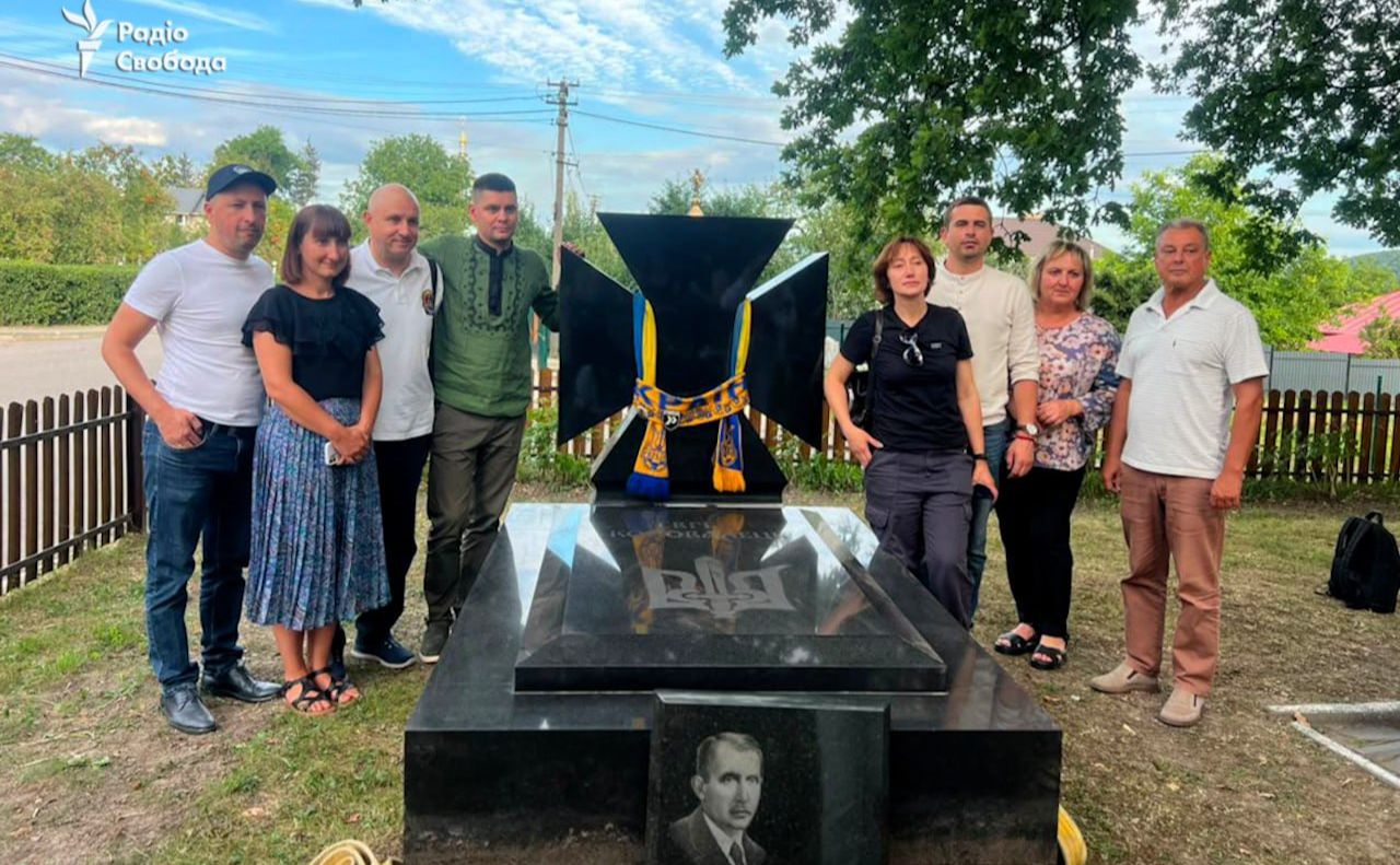 У садибі встановили надмогильний пам’ятник, який досі був на могилі Коновальця у Нідерландах. Фото: Радіо Свобода