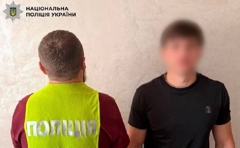 Один із підозрюваних шахраїв під час розсідування. Фото: Національна поліція України