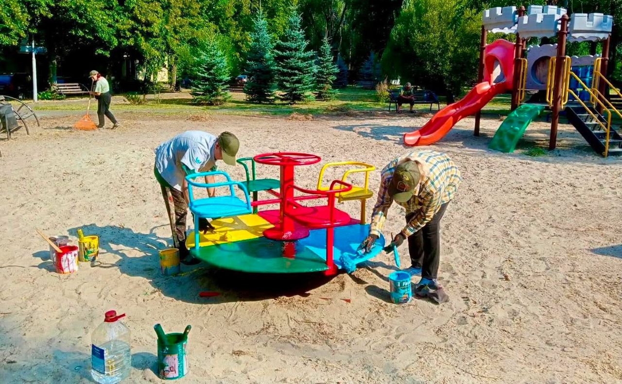 У сквері на Левка Мацієвича — нові гойдалки. Фото: Київзеленбуд