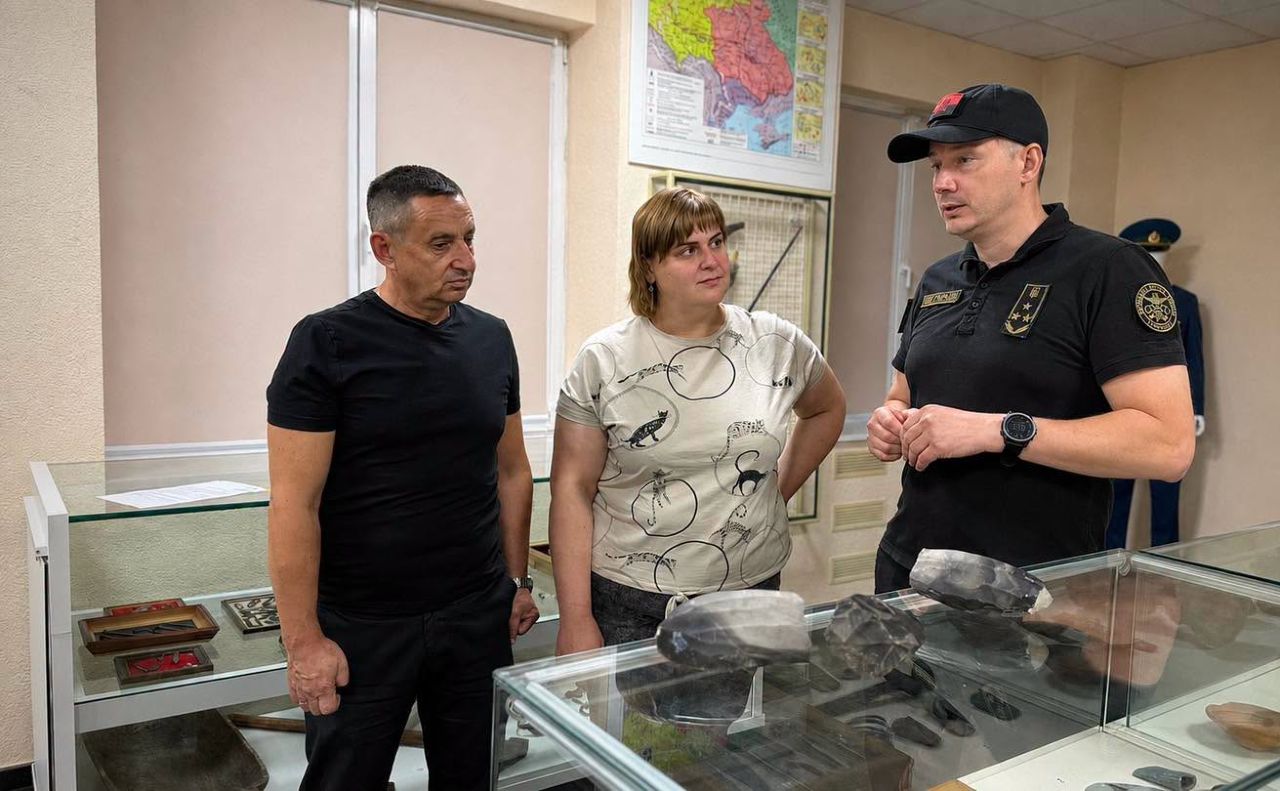 Праціники митниці та давні крем’яні артефакти. Фото: Київська митниця
