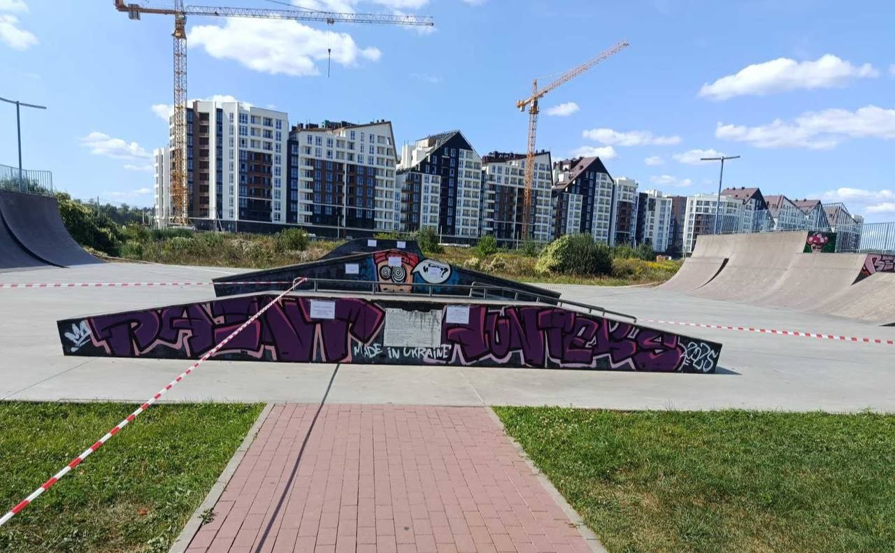 Мешканців просять не відвідувати аварійний спортмайданчик. Фото: Telegram/Юлія Осінська