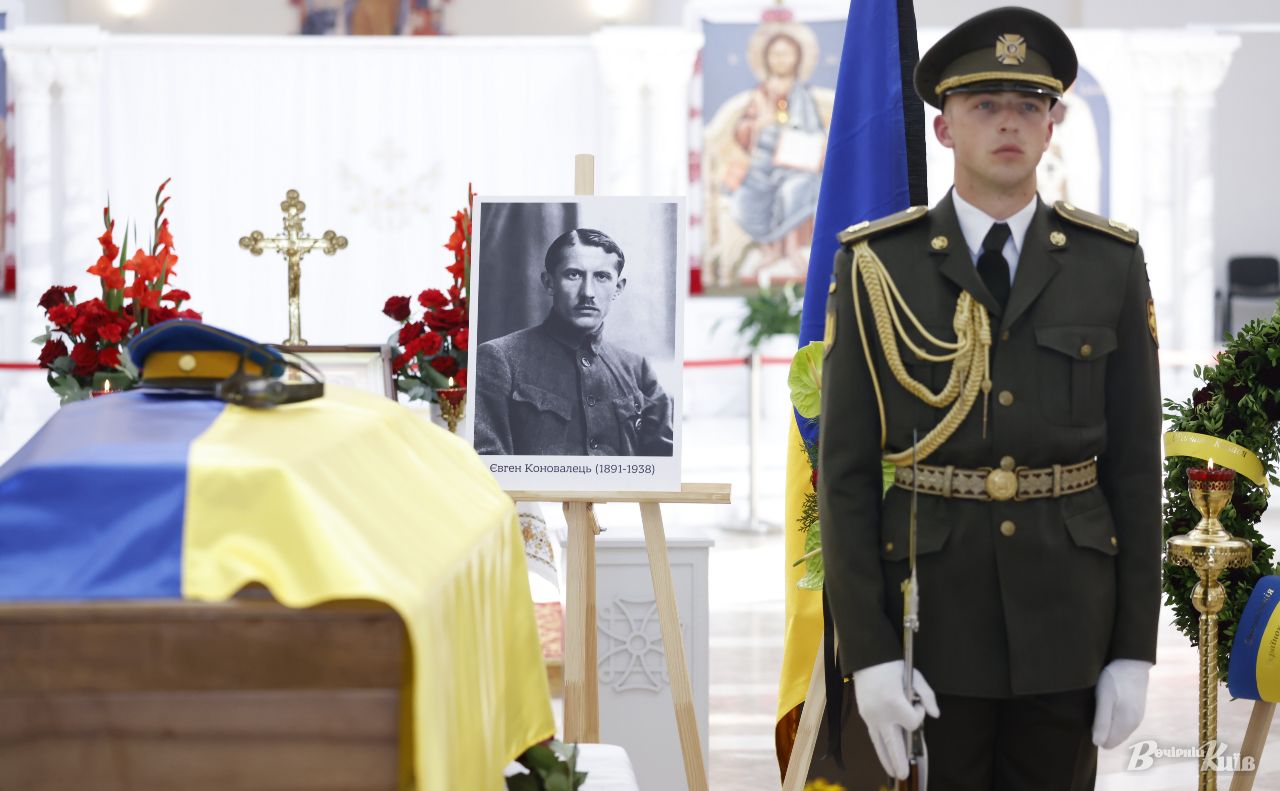 У Патріаршому соборі Воскресіння Христового прощаються з Євгеном Коновальцем. Усі фото: Борис Корпусенко