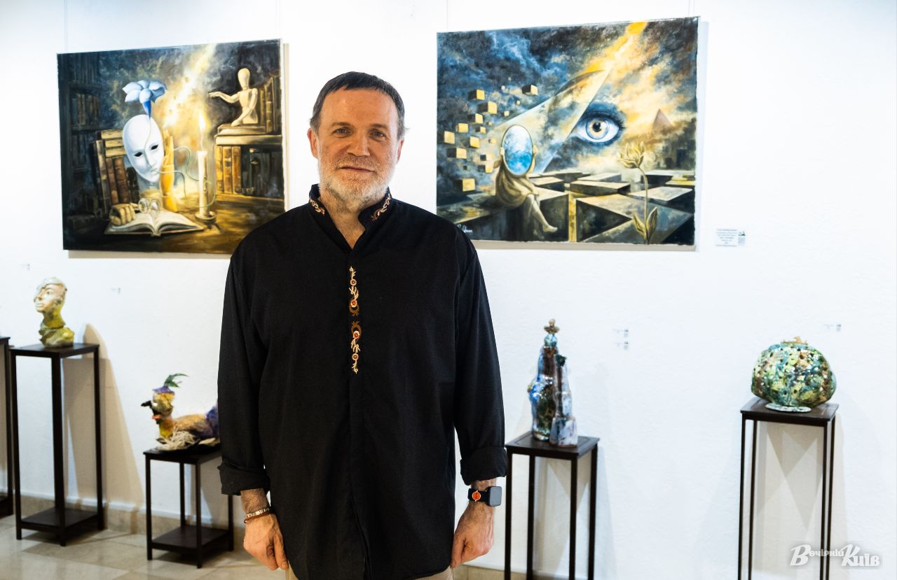 Альберт-Лейзер Фельдман біля своїх абстрактних полотен. Фото: Максим Сосюра