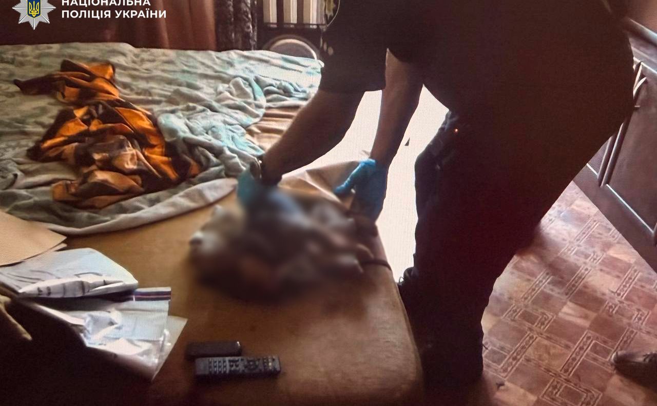 Поліцейські в квартирі підозрюваної. Фото: Національна поліція України