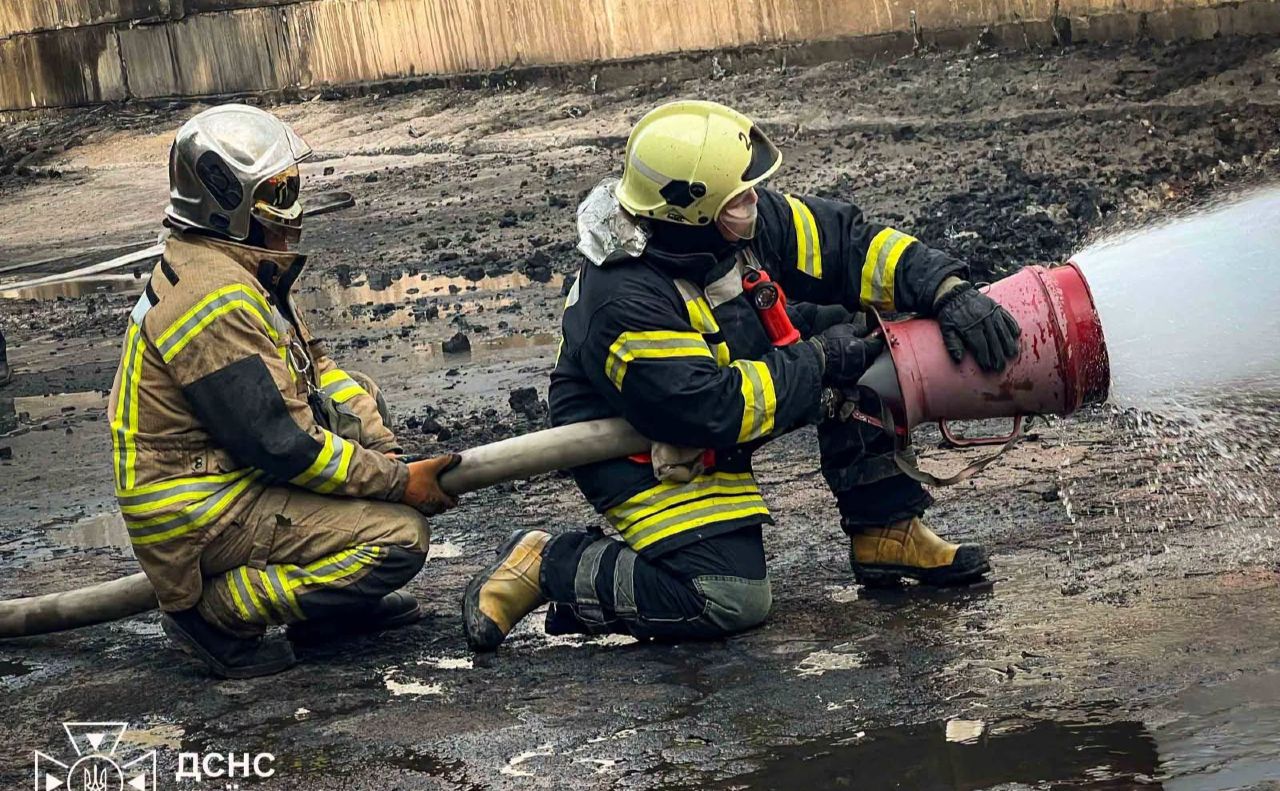 Працюють рятувальники Київщини. Фото: ГУ ДСНС Київської області