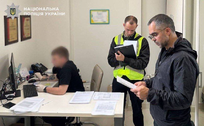 Правоохоронці під час обшуку в лікарні. Фото: Національна поліція України
