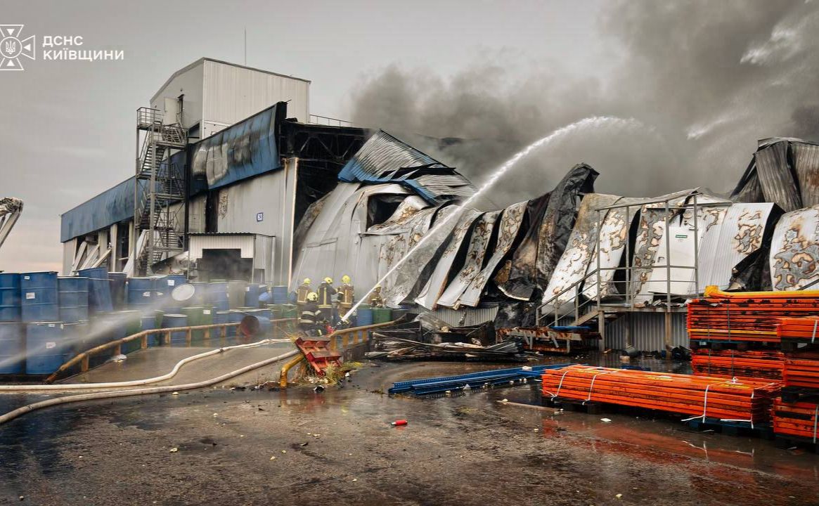 Ліквідація наслідків ударів рф у Броварському районі. Фото: ДСНС Київщини