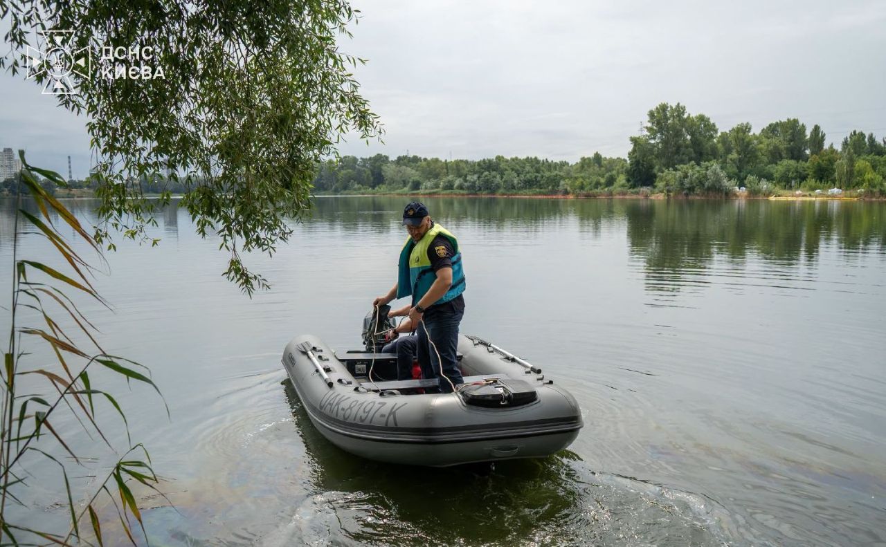 Ліквідація наслідків забруднення на столичних водоймах триває з середини літа. Фото ілюстративне: ДСНС