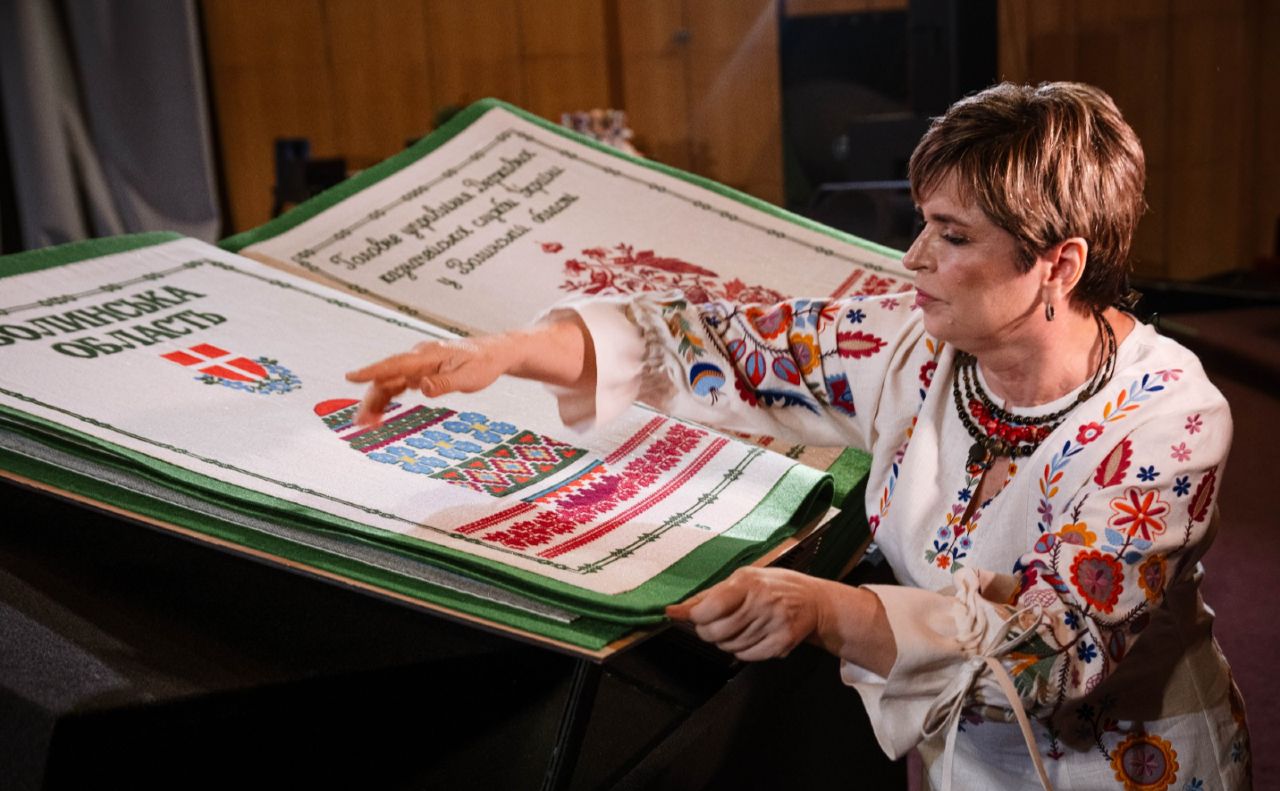 Голова Державної казначейської служби Тетяна Слюз презентує вишиту книгу. Фото: Державна казначейська служба/ Facebook