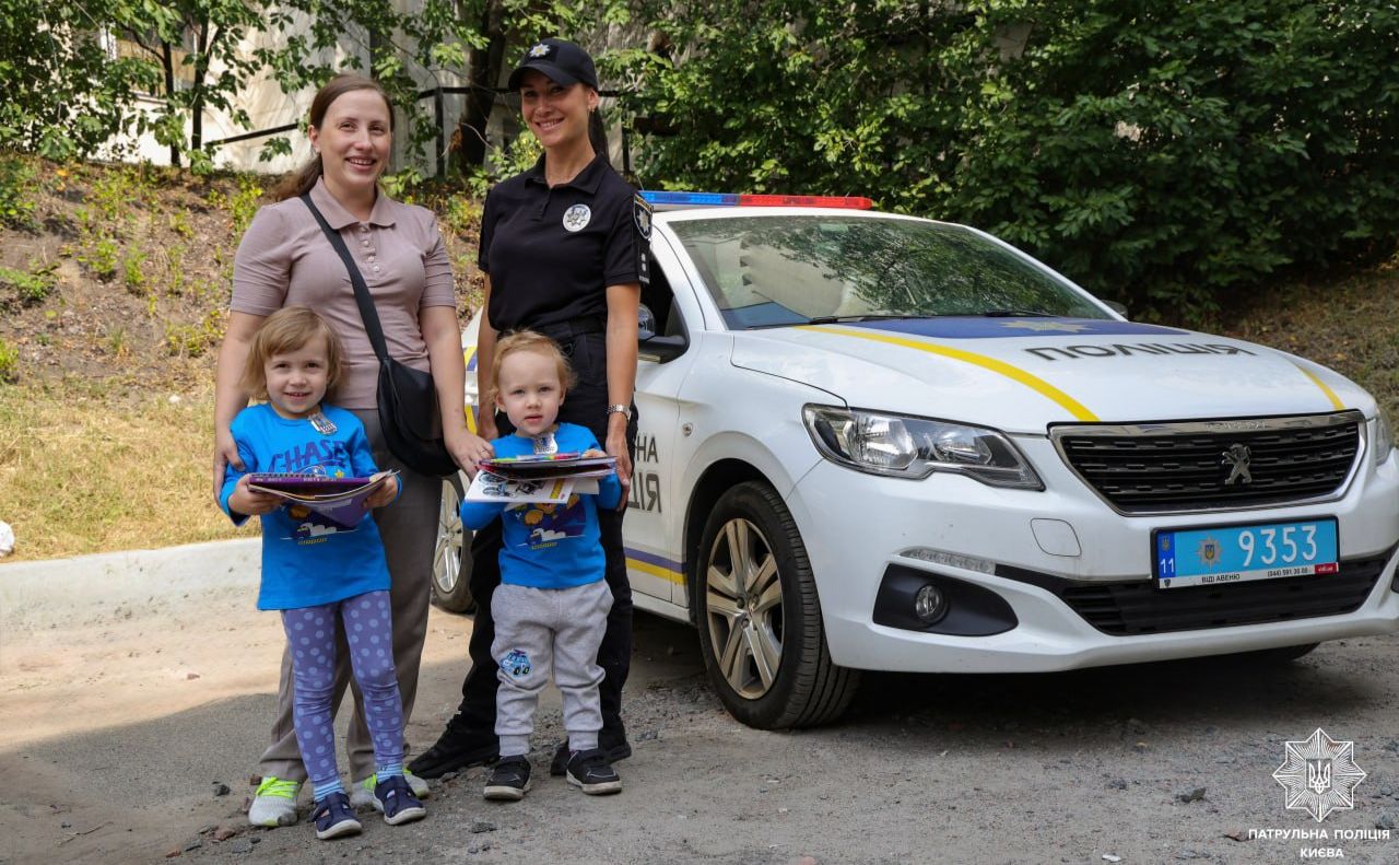 Здійснення маленької мрії: Ксенія та Олександр у гостях у патрульних. Фото: Патрульна поліція Києва