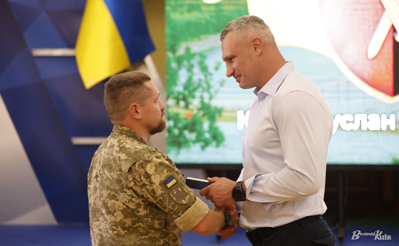 Віталій Кличко нагородив військових. Фото: Борис Корпусенко