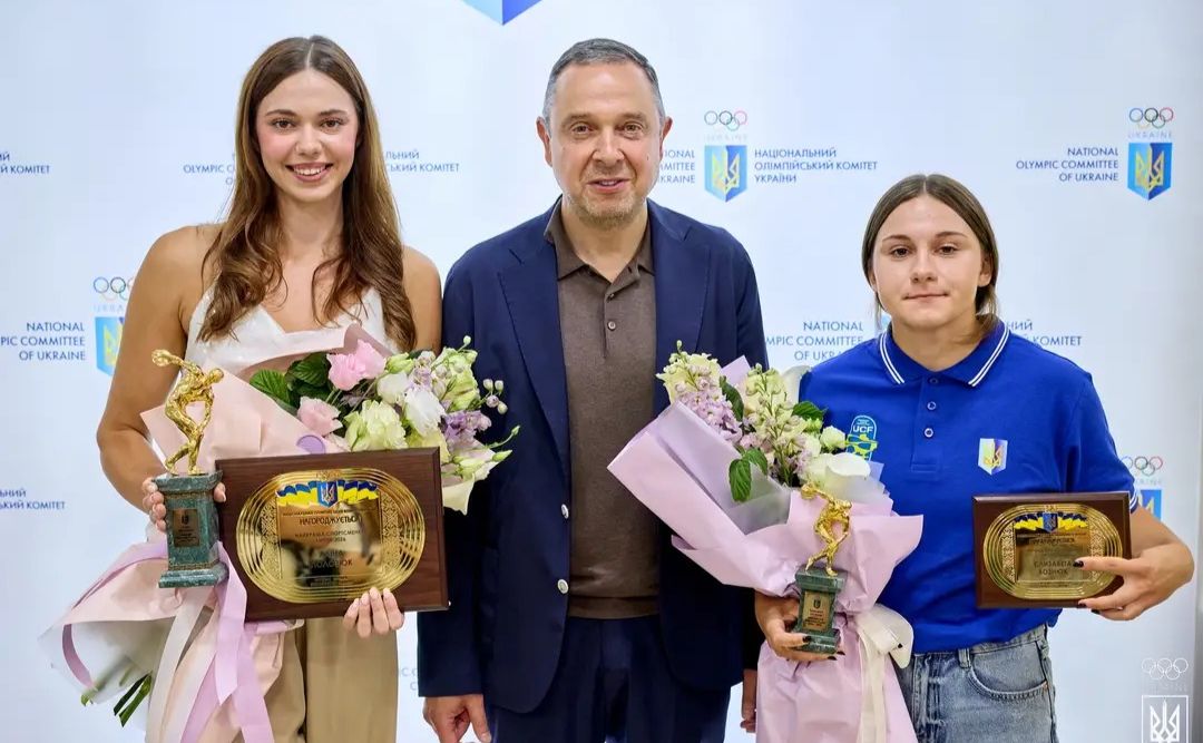 Нагородження фехтувальниці Аліни Полозюк та каноїстки Єлизавети Вознюк. Фото: НОК України