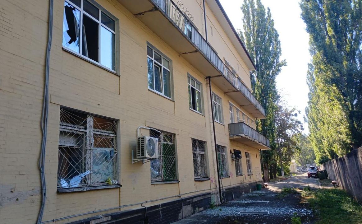 У будівлях вибиті вікна та пошкоджень зазнали технічні приміщення лікарні. Фото: Департаменті охорони здоров’я КМДА