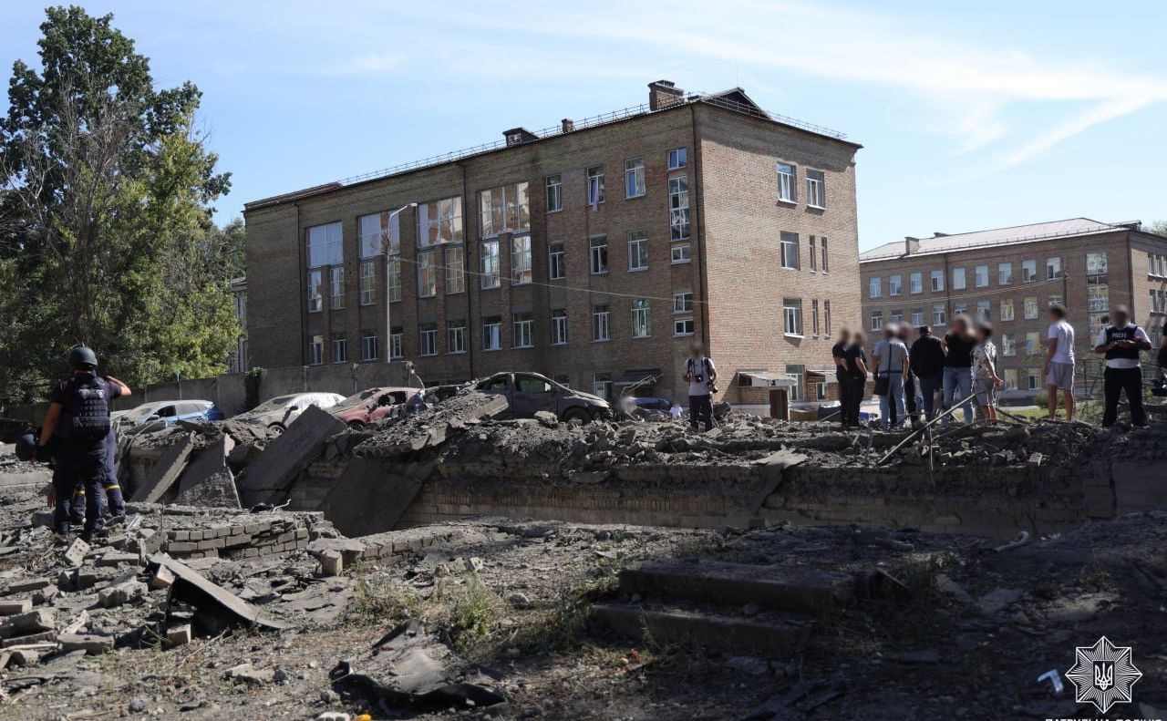 Наслідки ударів балістикою по Києву. Фото: Патрульна поліція Києва