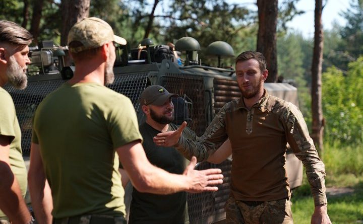Пеле зустрічають побратими після втечі з російського полону. Фото: Суспільне