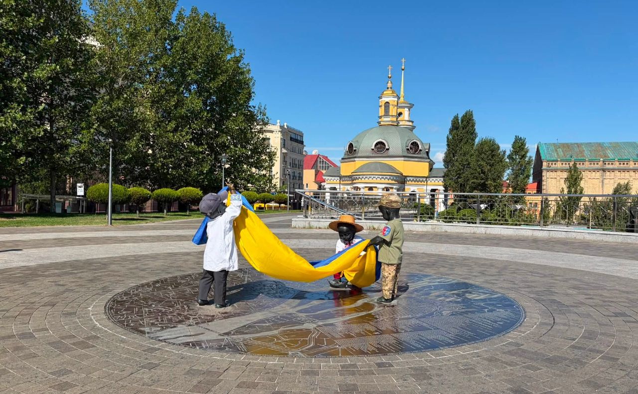 Скульптури малюків-засновників Києва переодягли до Дня державного прапора та Дня Незалежності України. Фото: Володимир Журавель