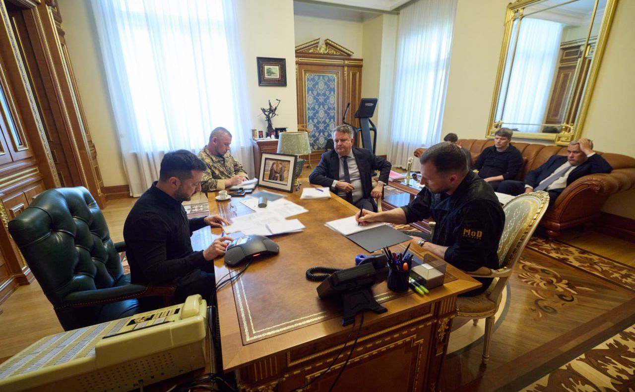 Володимир Зеленський під час двогодинної розмови з французьким лідером Макроном. Фото: ТГ Зеленського