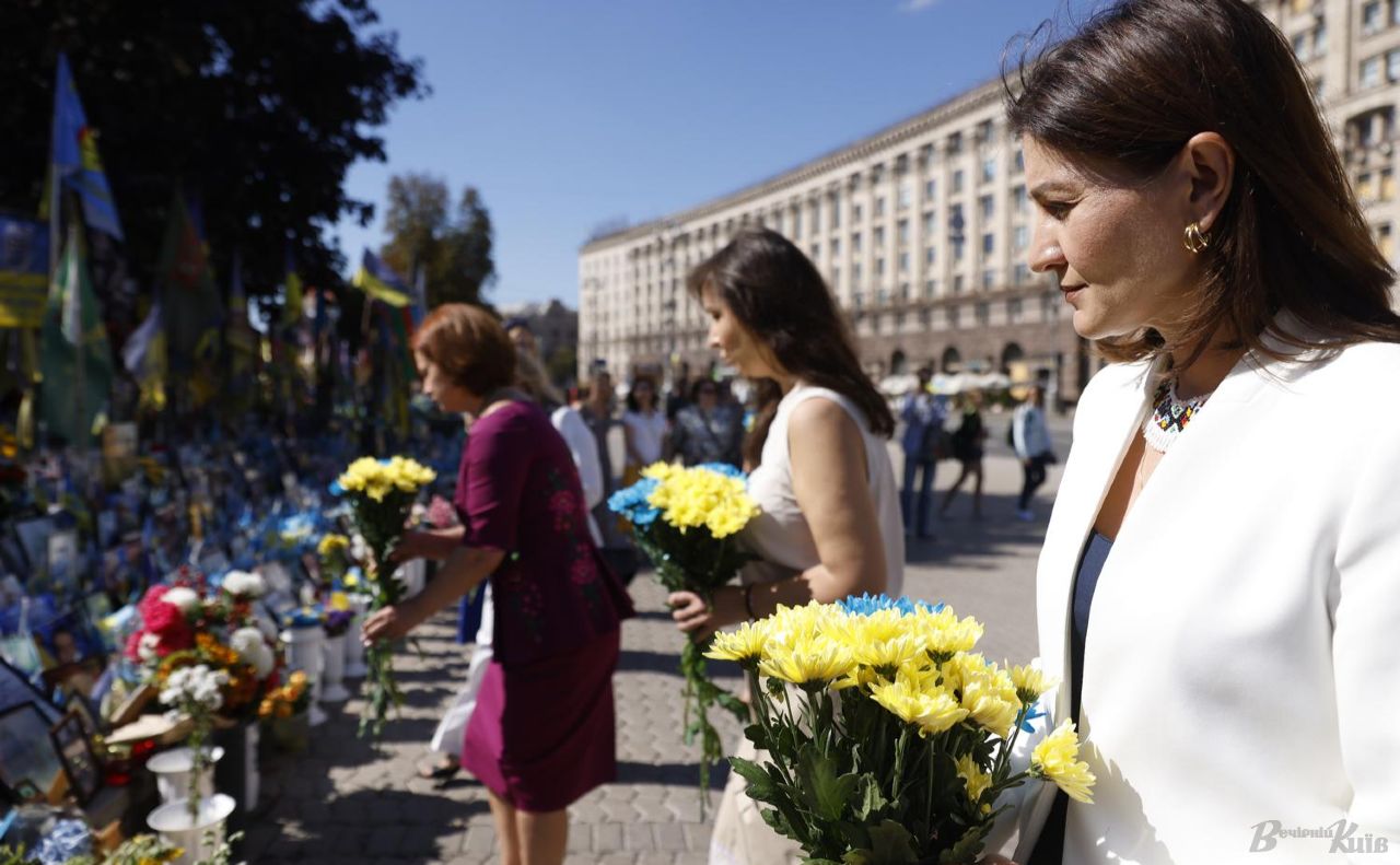 Синьо-жовті квіти поклали представниці КМДА до народного меморіалу загиблим Захисникам на Майдані Незалежності. Фото: Борис Корпусенко