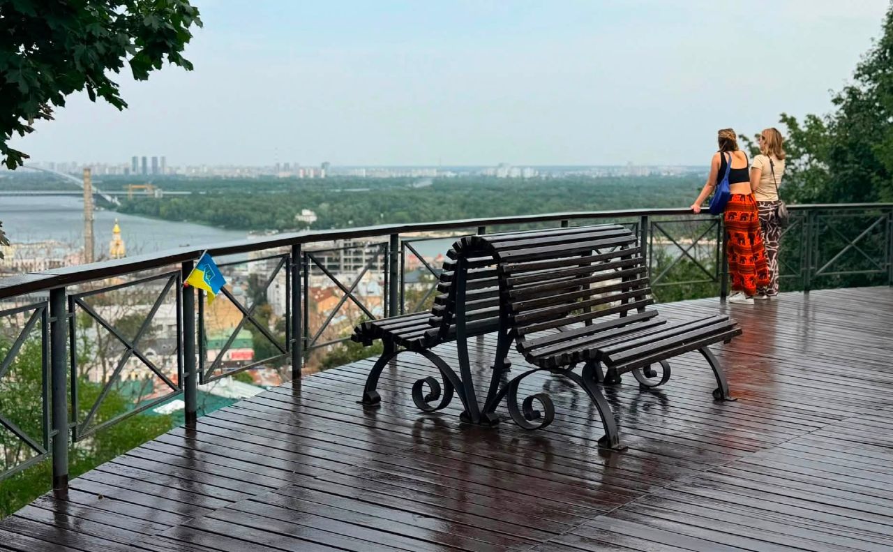 Оновлене покриття на Алеї художників. Фото: Департамент захисту довкілля та адаптації до зміни клімату КМДА
