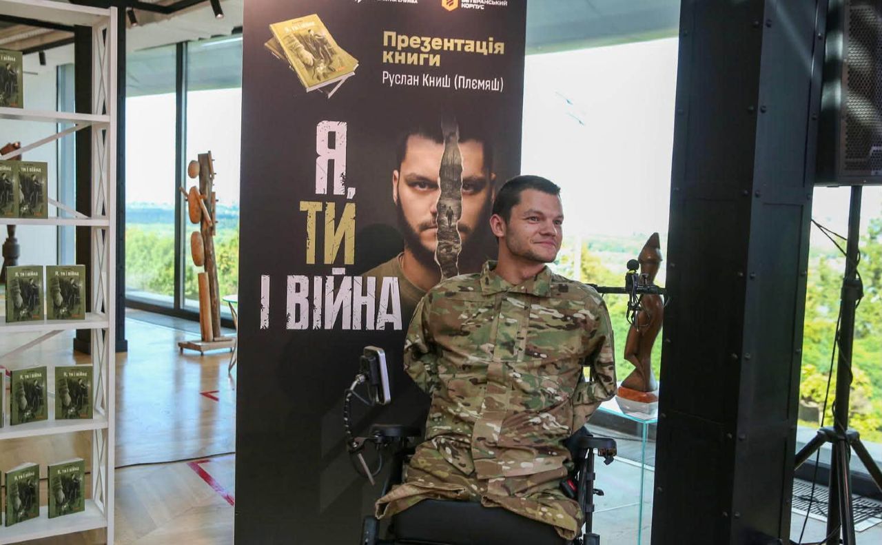 Руслан «Племяш» Книш у Арт Юкрейн Гелері. Фото: фейсбук галереї