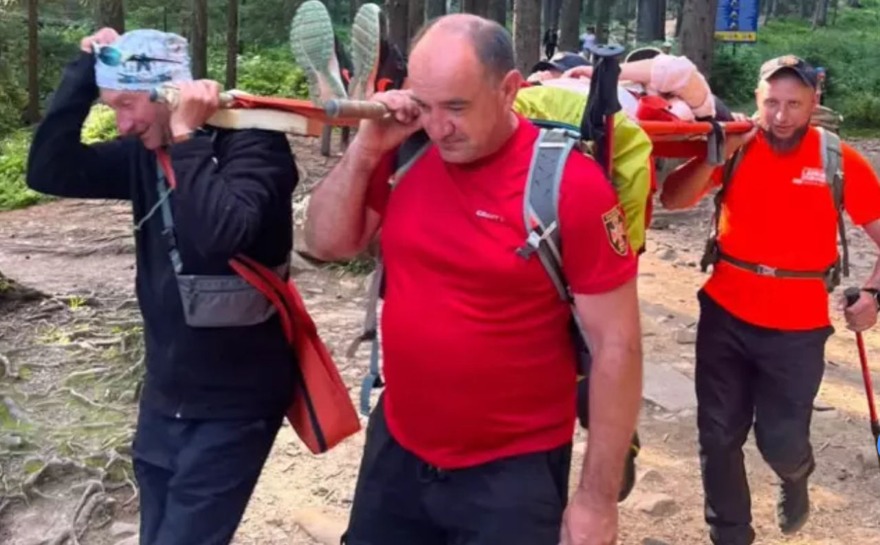Постраждалу на ношах доставили до підніжжя гори, де передали медикам. Фото: ДСНС Івано-Франківщини
