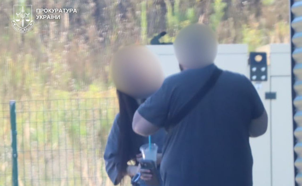 Підозрювана під час зустрічі з клієнтом. Фото: Прокуратура України