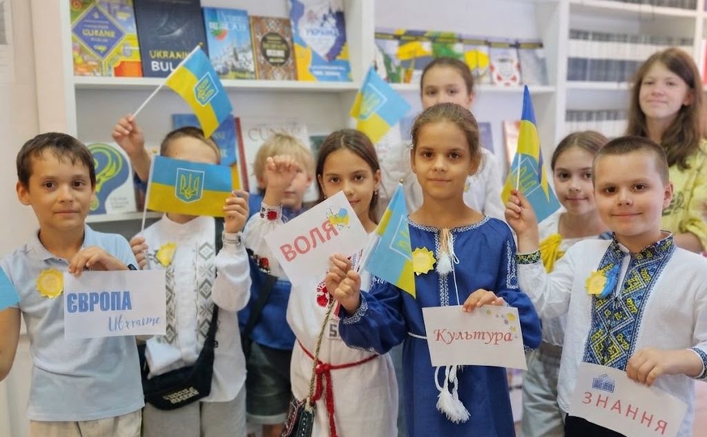 Посмішки, дипломи та пам’ятні подарунки: у Києві відзначили досягнення обдарованих дітей. Фото: Національна бібліотека для дітей, обробка: ШІ