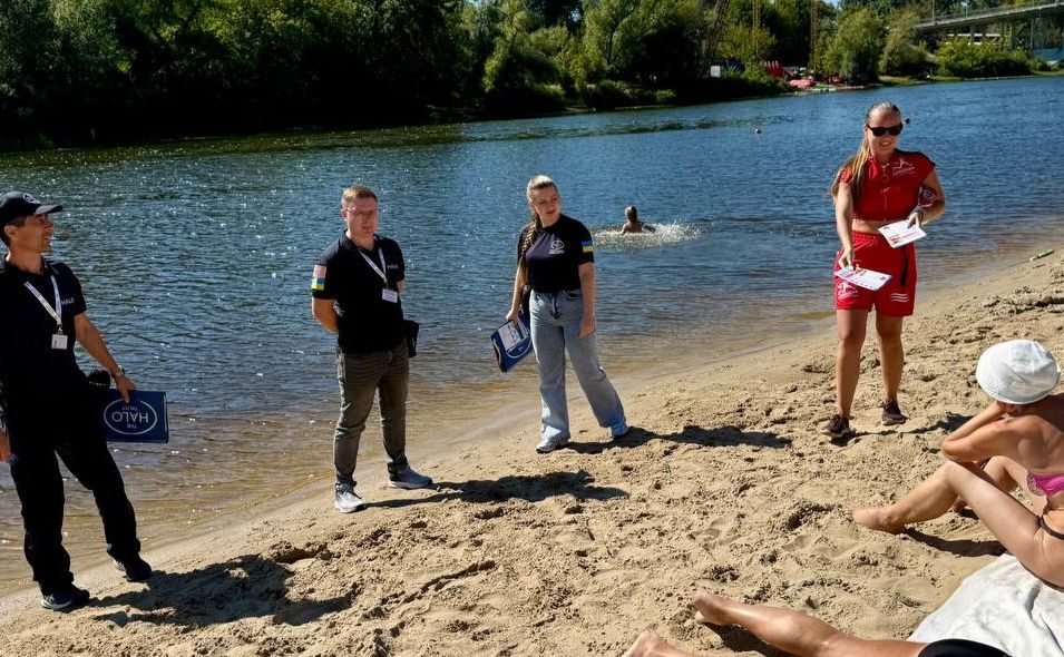Про мінну небезпеку розповідають просто на пляжах. Фото: КП «Плесо»