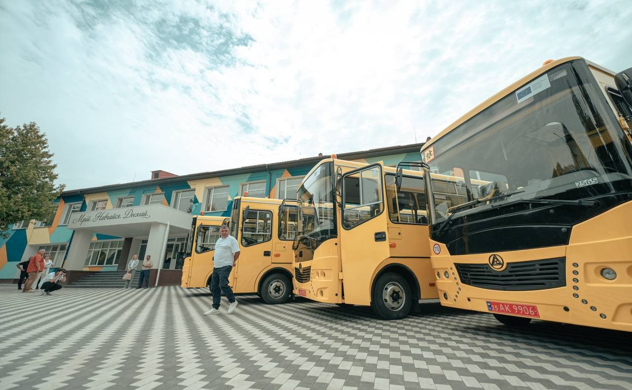 Нові автобуси для школярів з Київської області. Фото: пресслужба КОВА