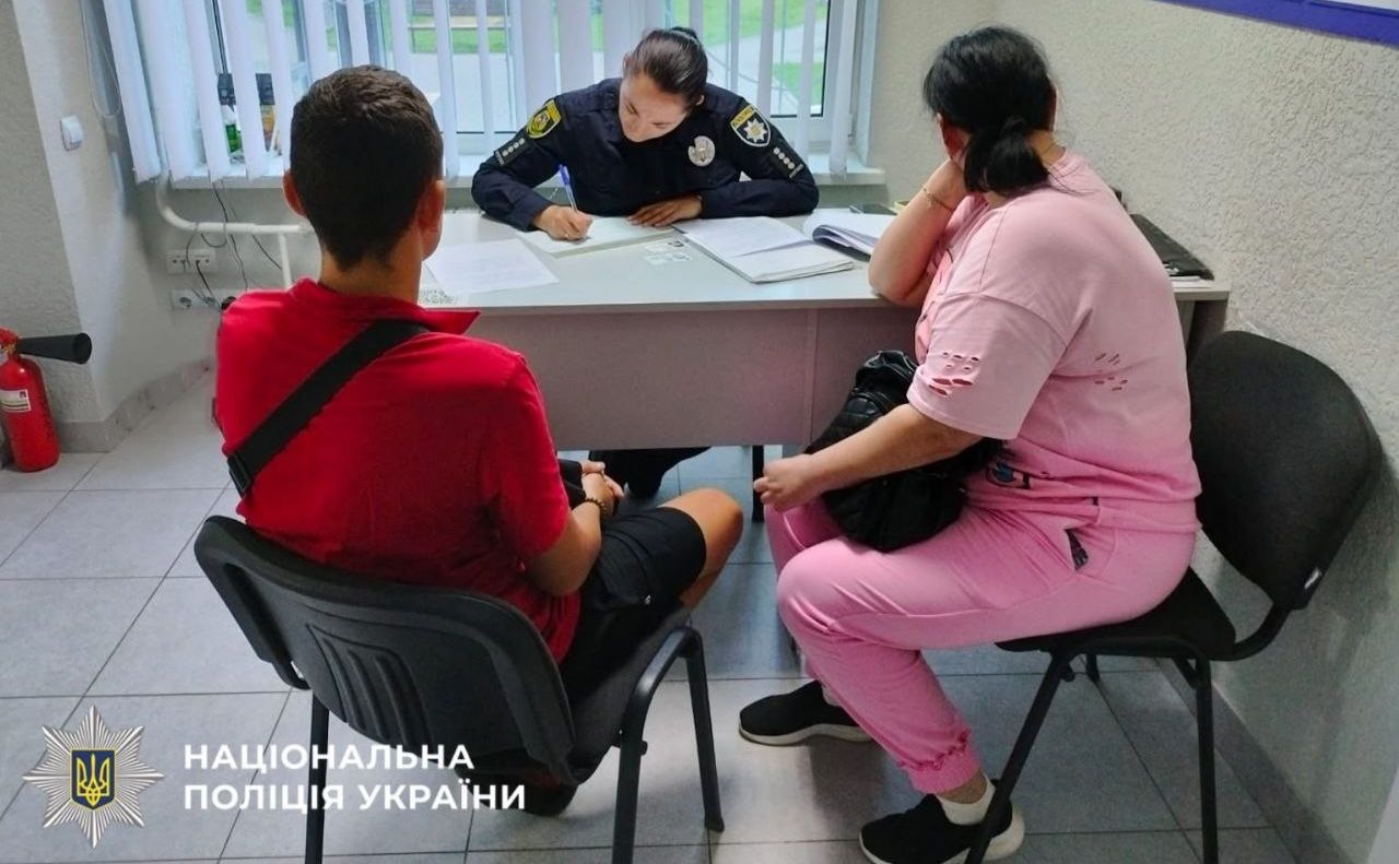 Один із підозрюваних у поліцейському відділі. Фото: Національна поліція України