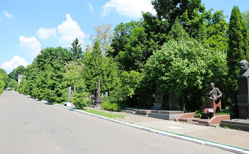 Центральна алея кладовища. Ілюстративне фото з відкритих джерел