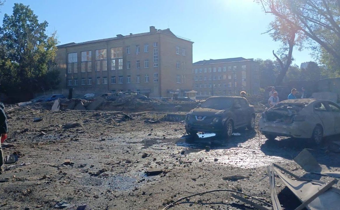 Вирва поблизу лікарні. Фото: Департамент охорони здоров’я