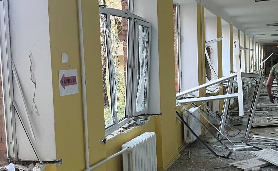 Пошкоджена внаслідок атаки у ніч на 27 серпня гімназія у Шевченківському районі. Фото: Шевченківська РДА